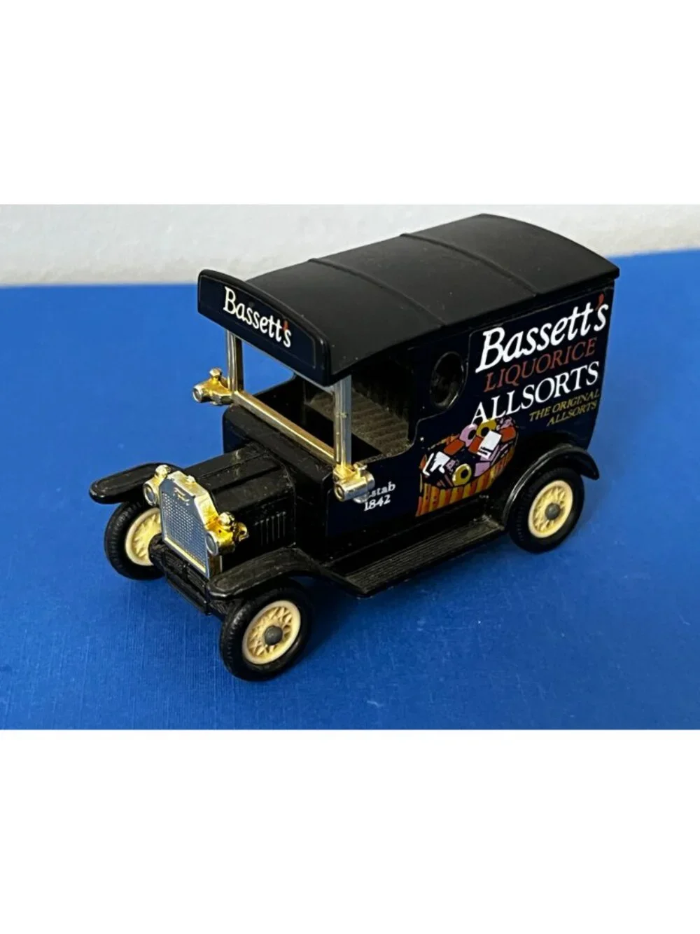 Lledo Days Gone 1920 Model T Ford Bassett's Liquorice All-sorts Blk Delivery
